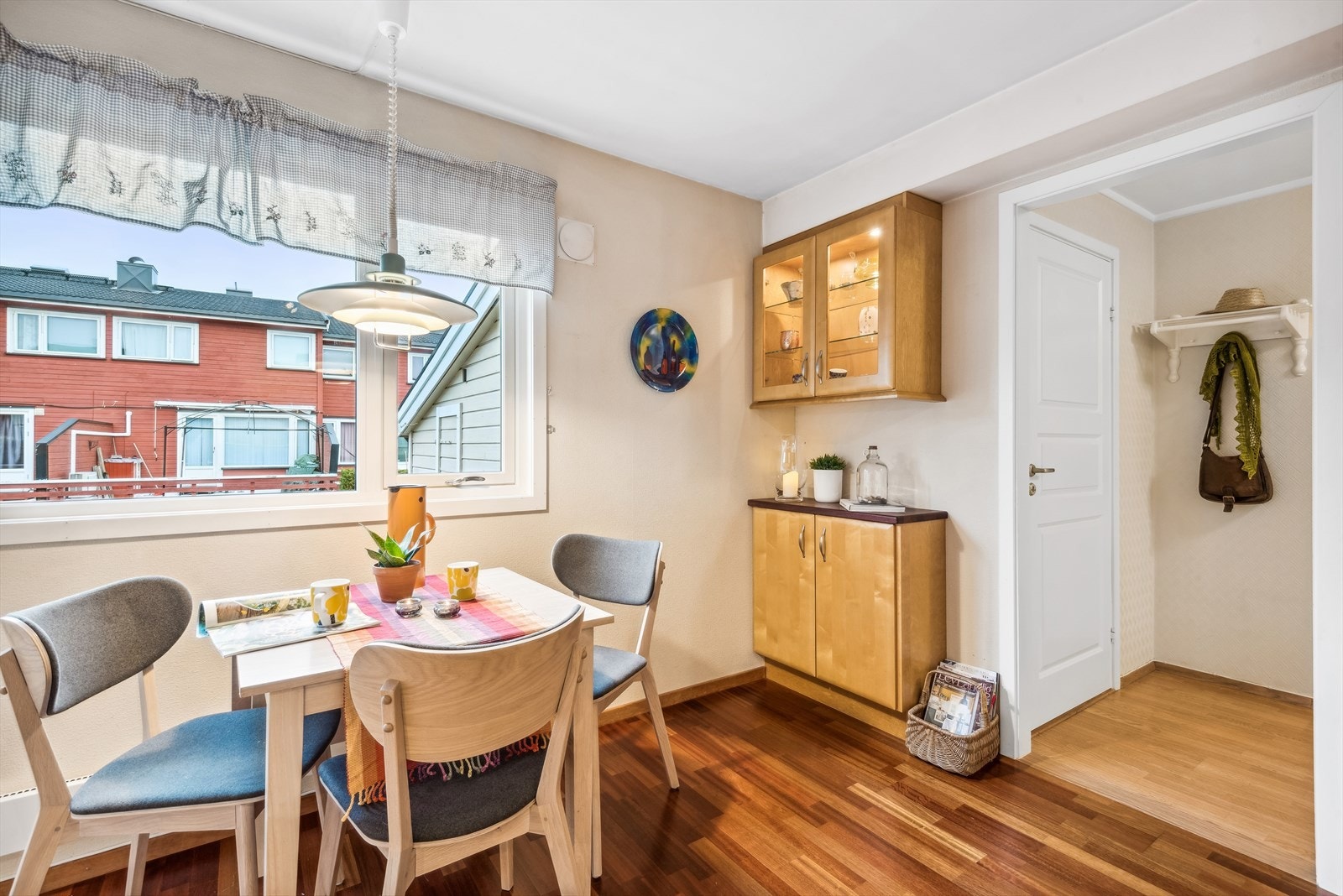 Ved vinduet er det plass til frokostbord Galleribilde