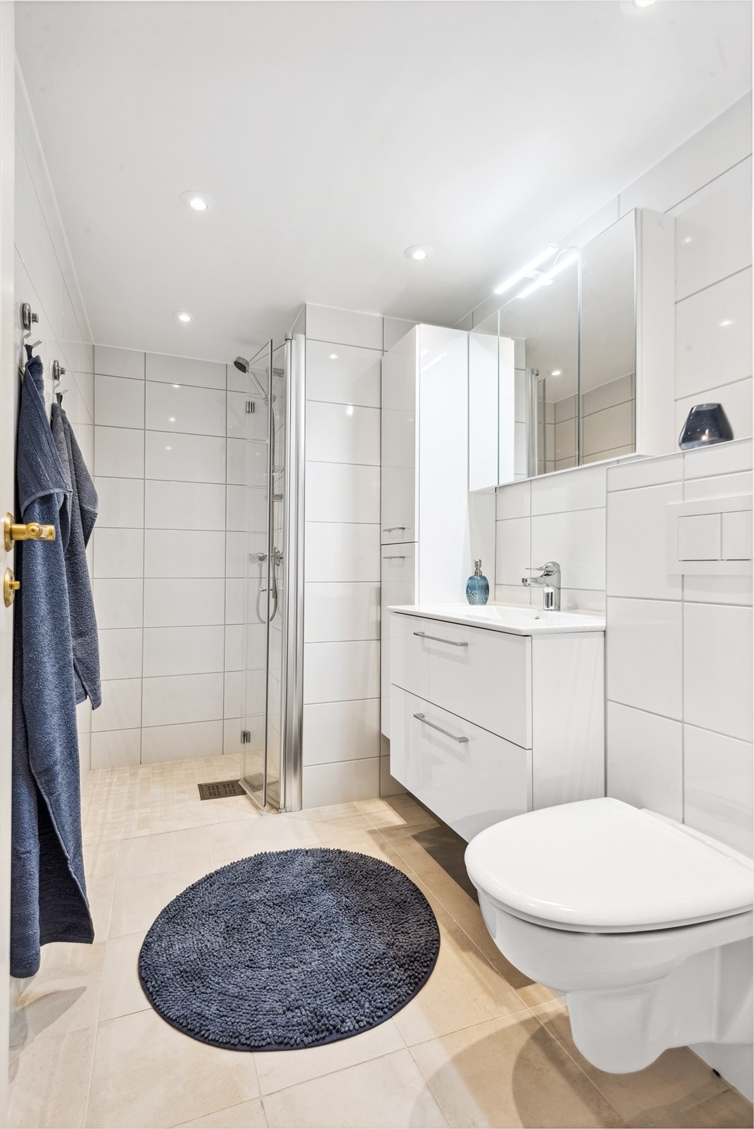 Badet ligger strategisk plassert i samme etasje som soverommene. Badet ble pusset opp i 2023 i regi av borettslaget Galleribilde