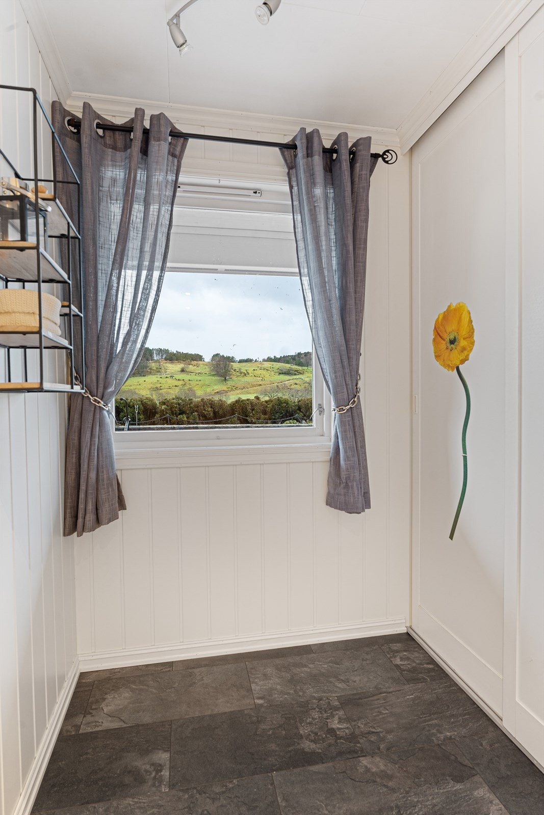 Garderobe i hall i underetasjen Galleribilde