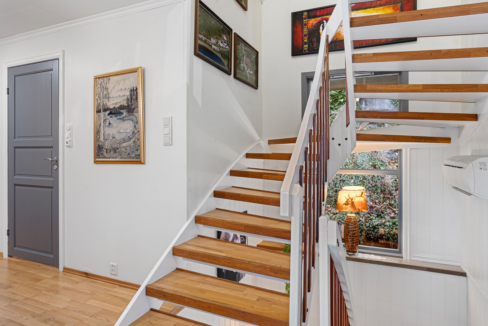 Trapp opp til loftsetasjen Galleribilde
