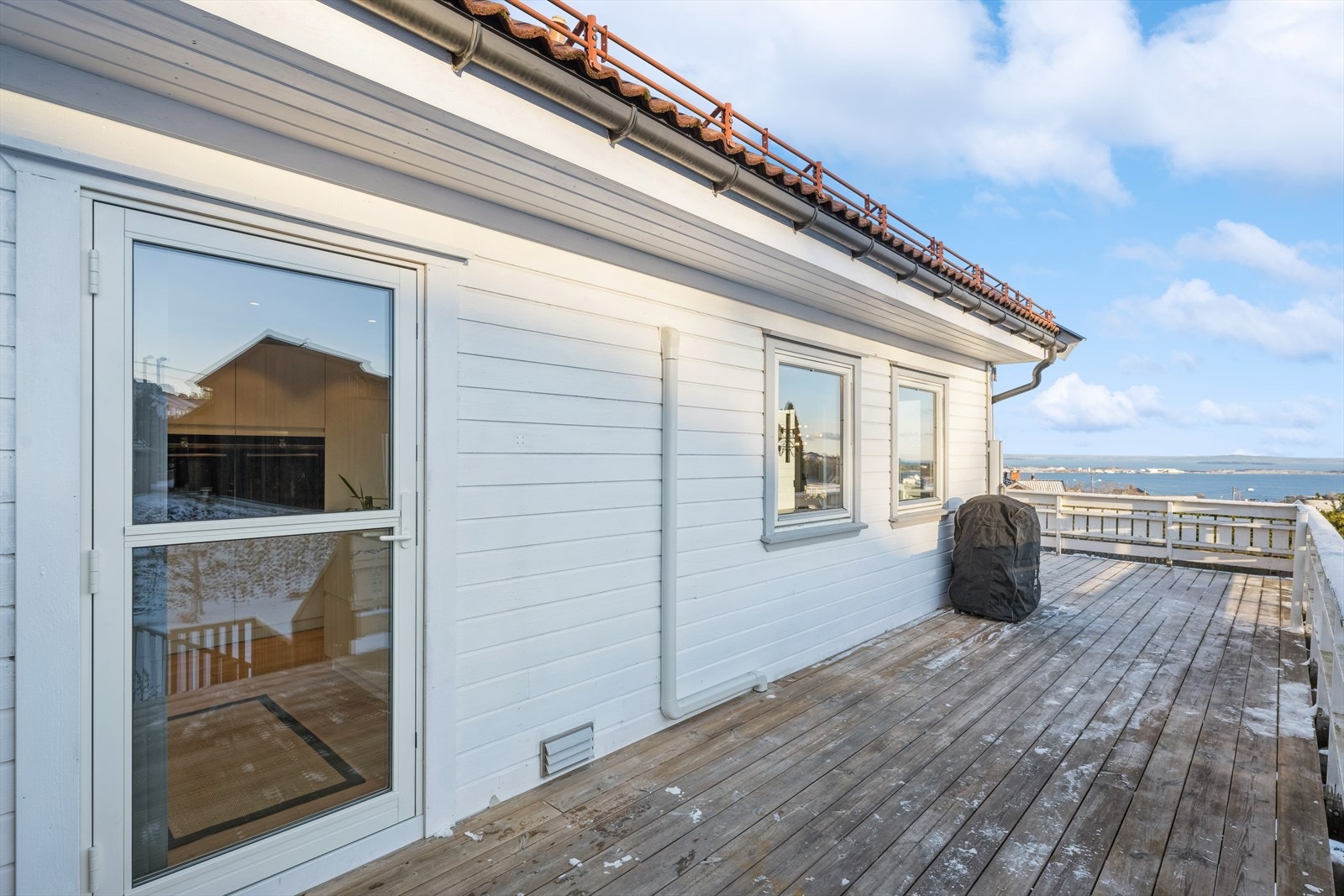 Fra terrassen er det fin sjøutsikt Galleribilde