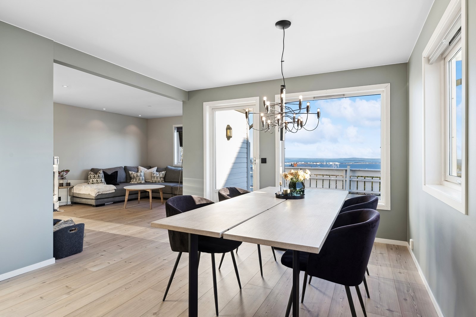 Det er utgang til terrassen fra spisestuen. Galleribilde