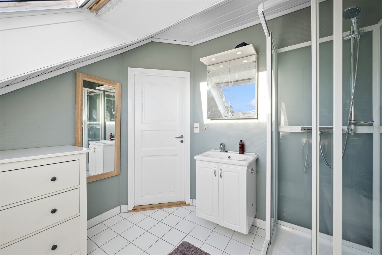 Pent bad med wc (2019), dusjkabinett (2023) og innredning med vask Galleribilde