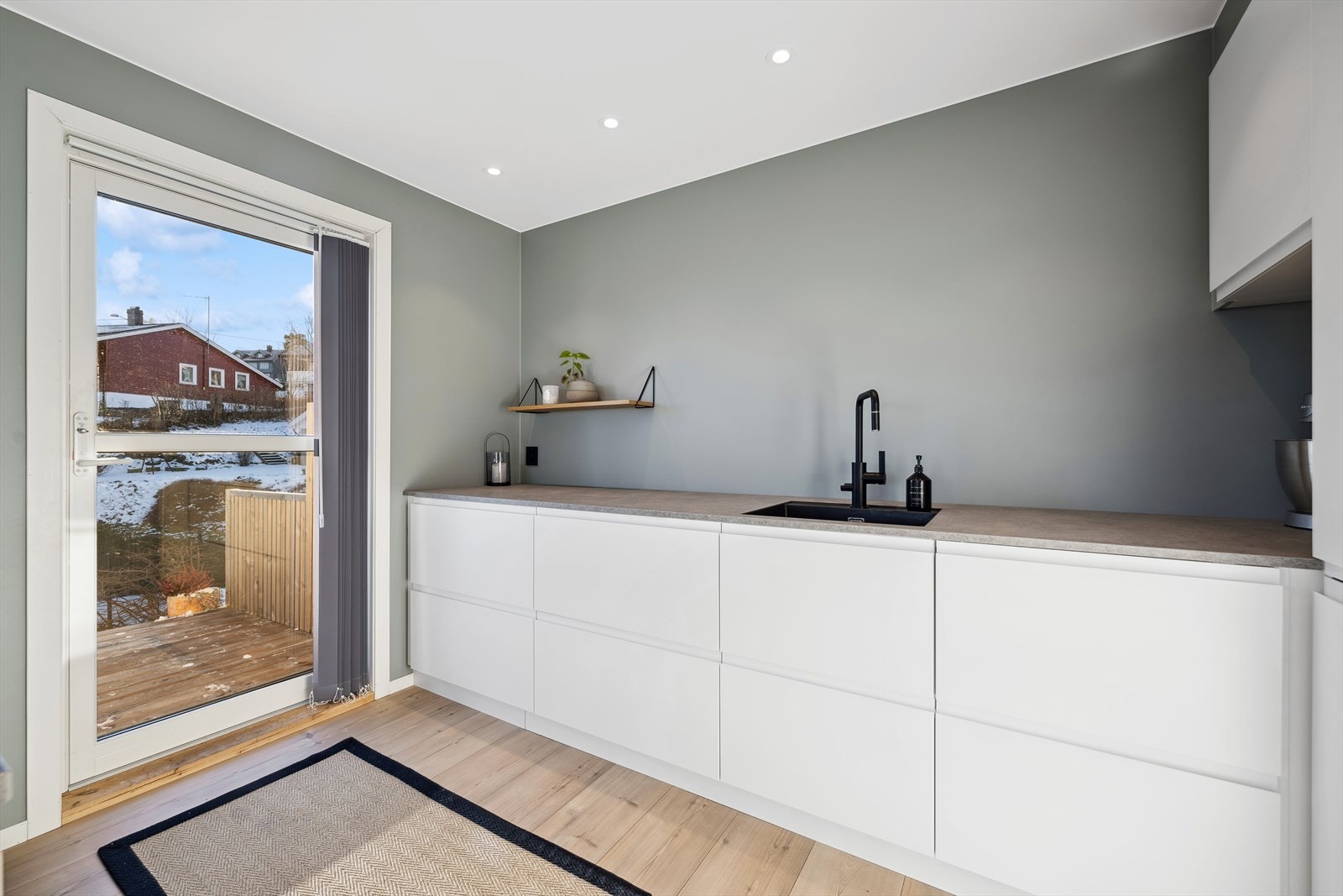 Fra kjøkkenet er det utgang til terrasse og hage. Galleribilde
