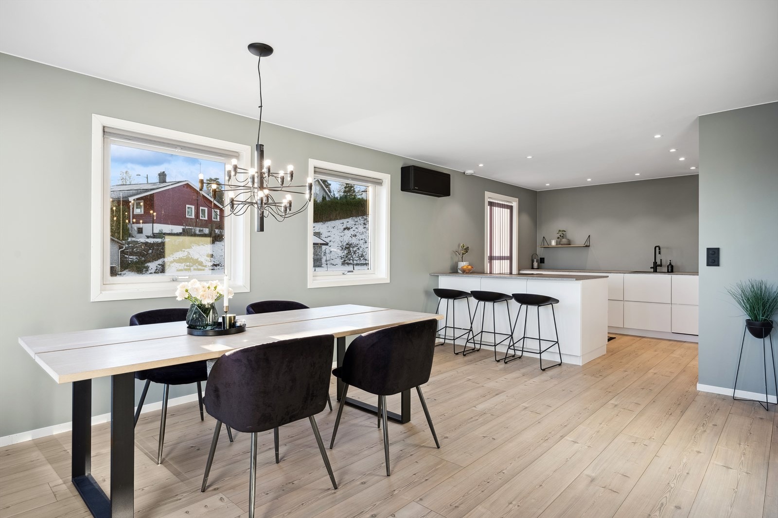 I spisestuen er det god plass til gjester for hyggelige sammenkomster. Galleribilde