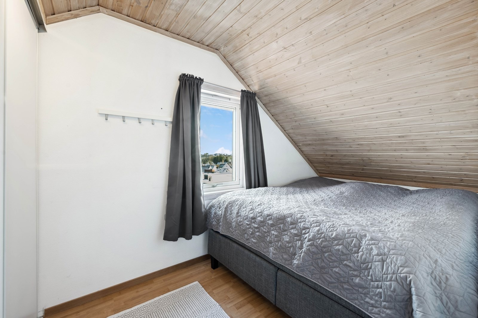 Hovedsoverom med skyvedørsgarderobe Galleribilde