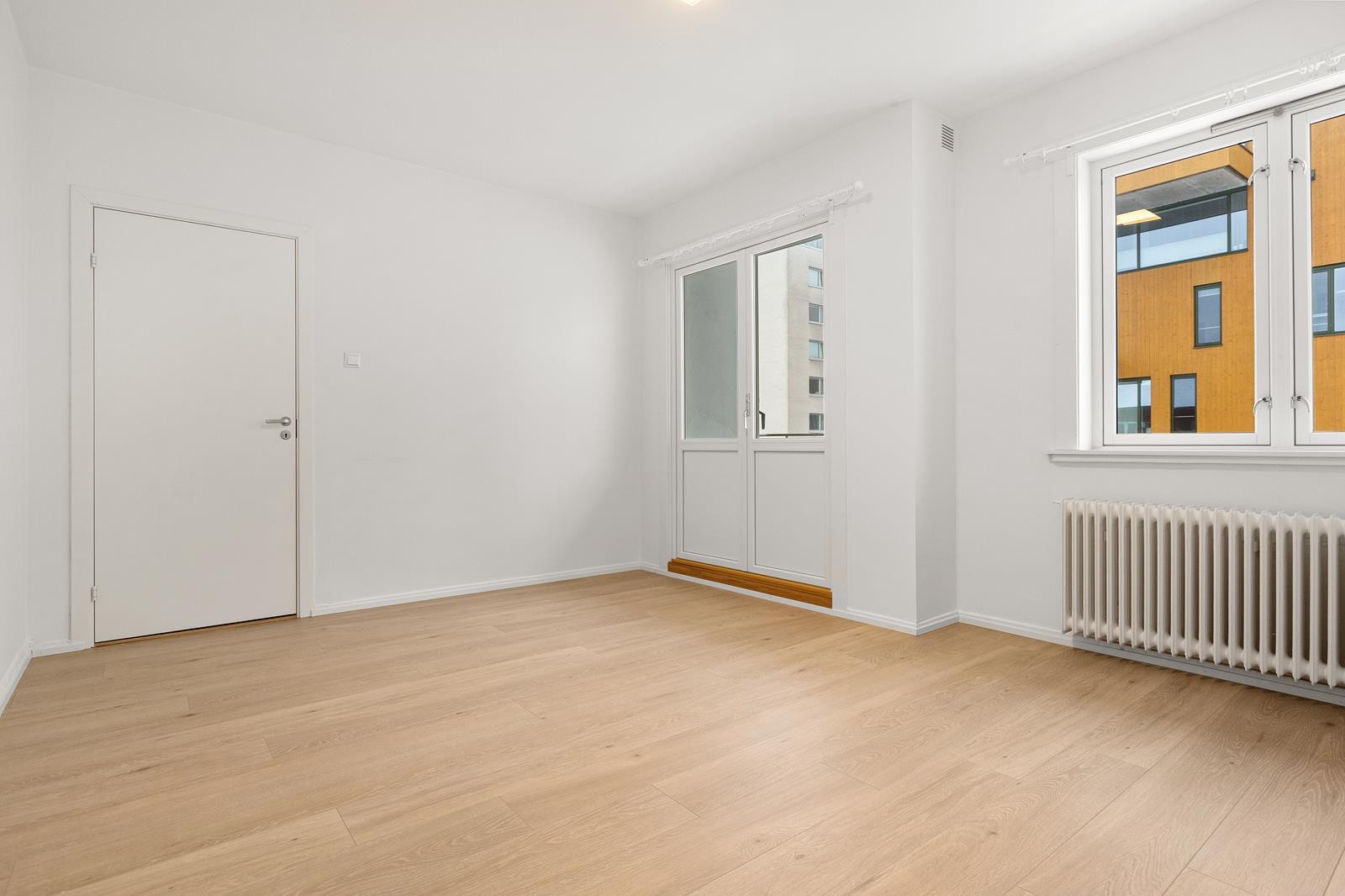 Romslig stue som er enkel å innrede. Galleribilde