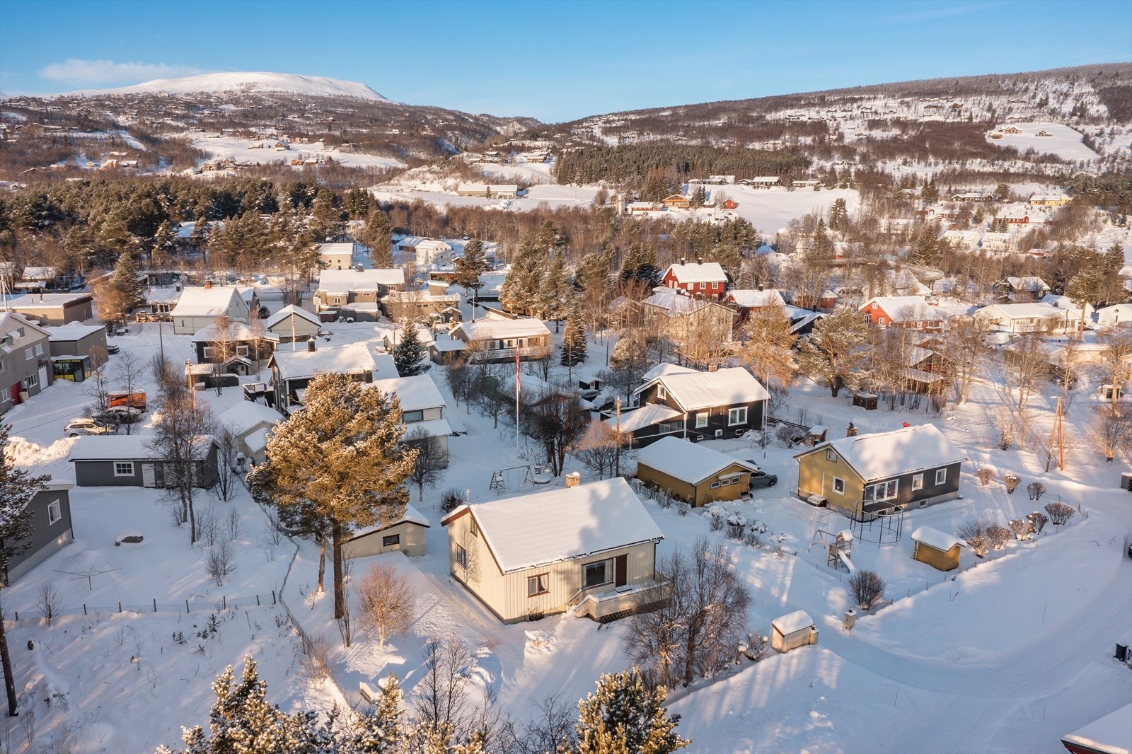 Beliggende ca. 10 min. gange øst for Geilo sentrum. Boligen ligger i enden av Flatmovegen, i et roligt og godt etablert boligfelt på Geilo Galleribilde