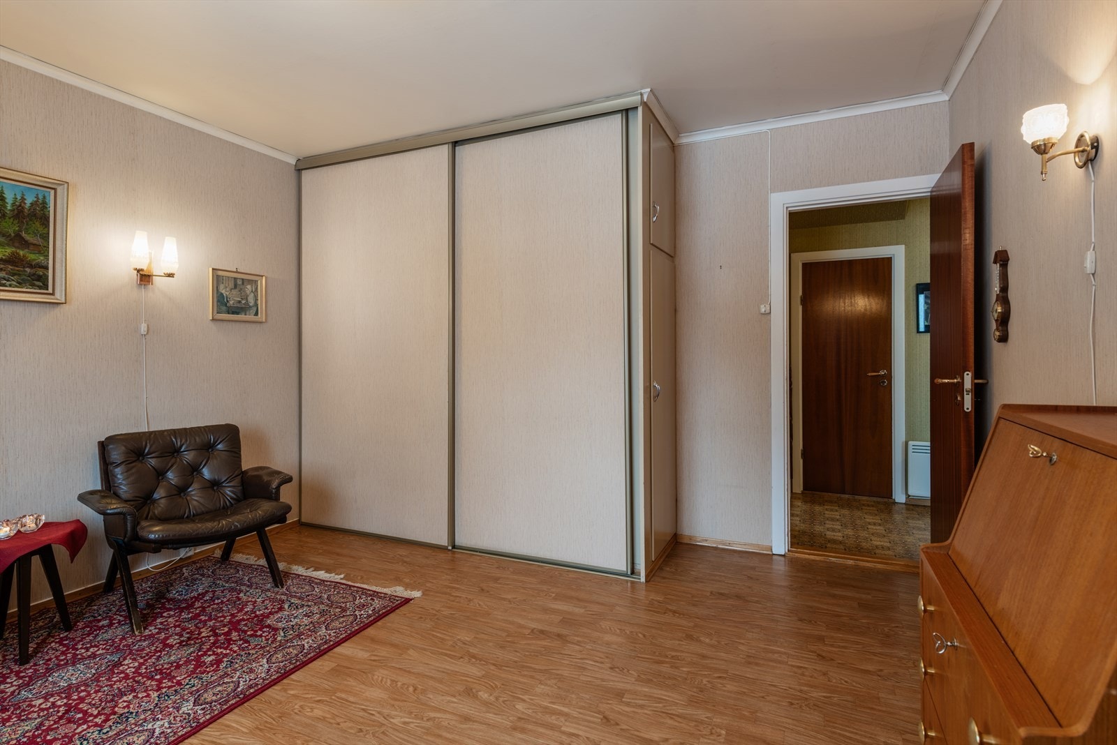 Soverom med garderobeskap Galleribilde