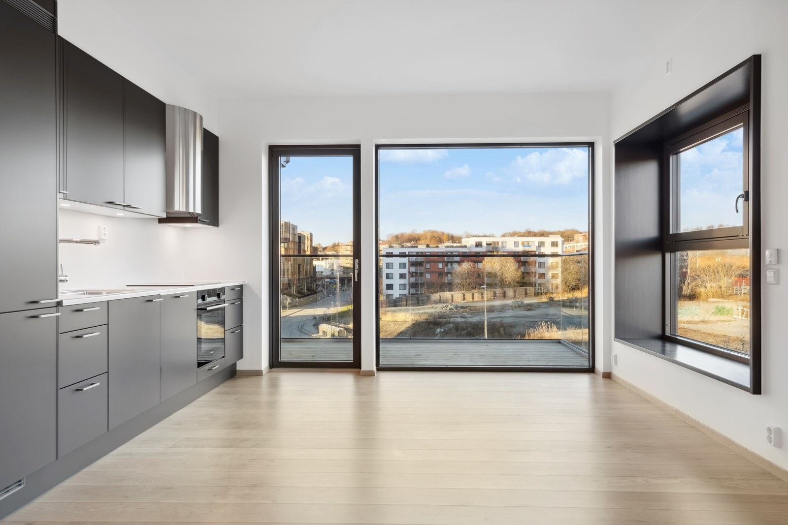 Store vindusflater, utgang til balkong og sittenisje. Galleribilde