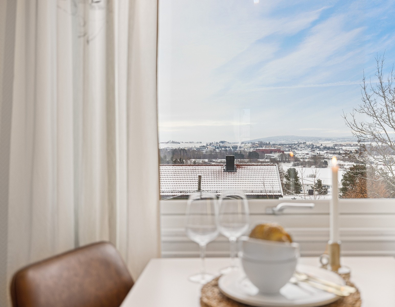 Det er plass til et lite spisebord hvor man kan nyte frokosten med flott utsikt. Galleribilde