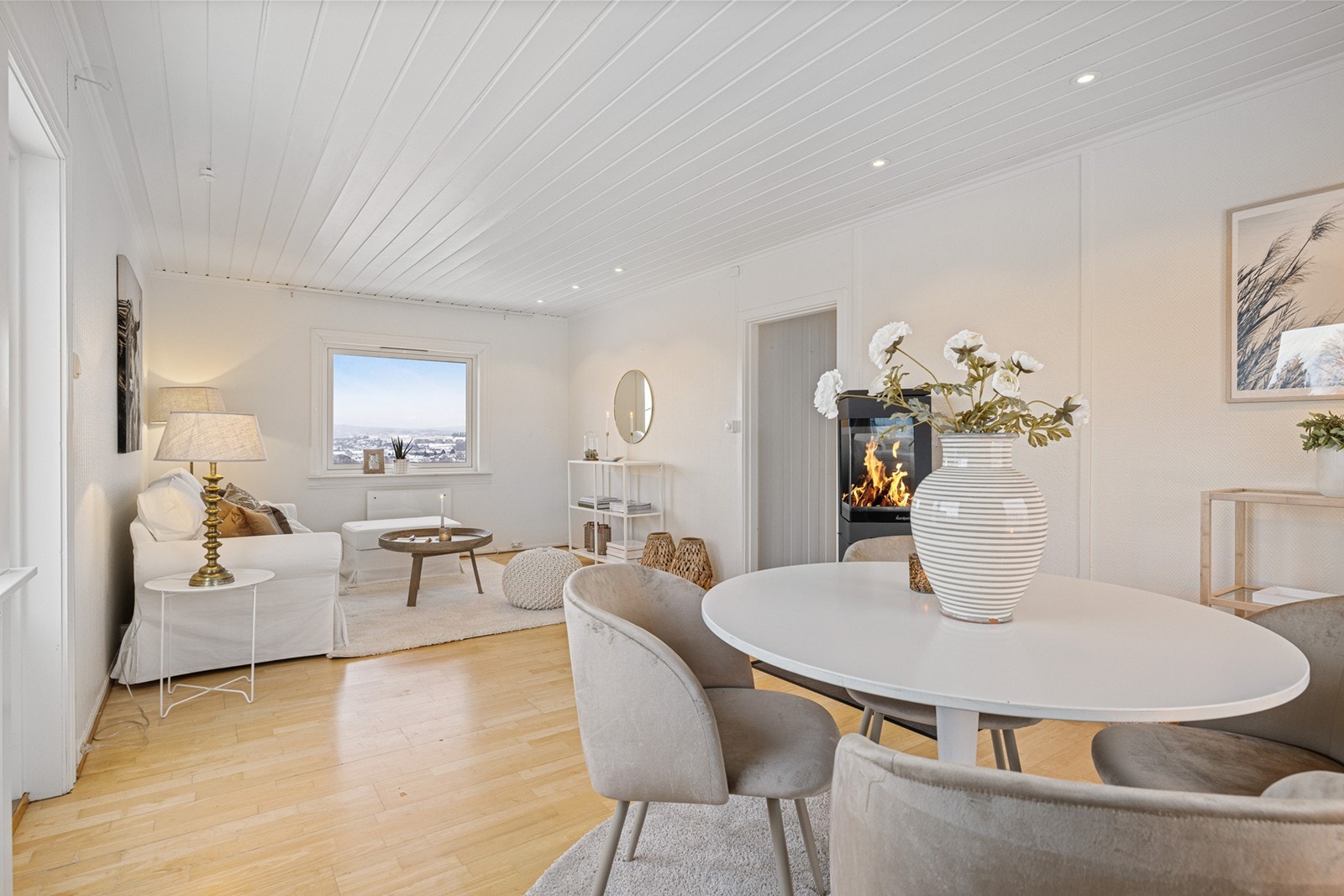 Stor og lys stue med store vindusflater som slipper inn rikelig med sollys. Galleribilde