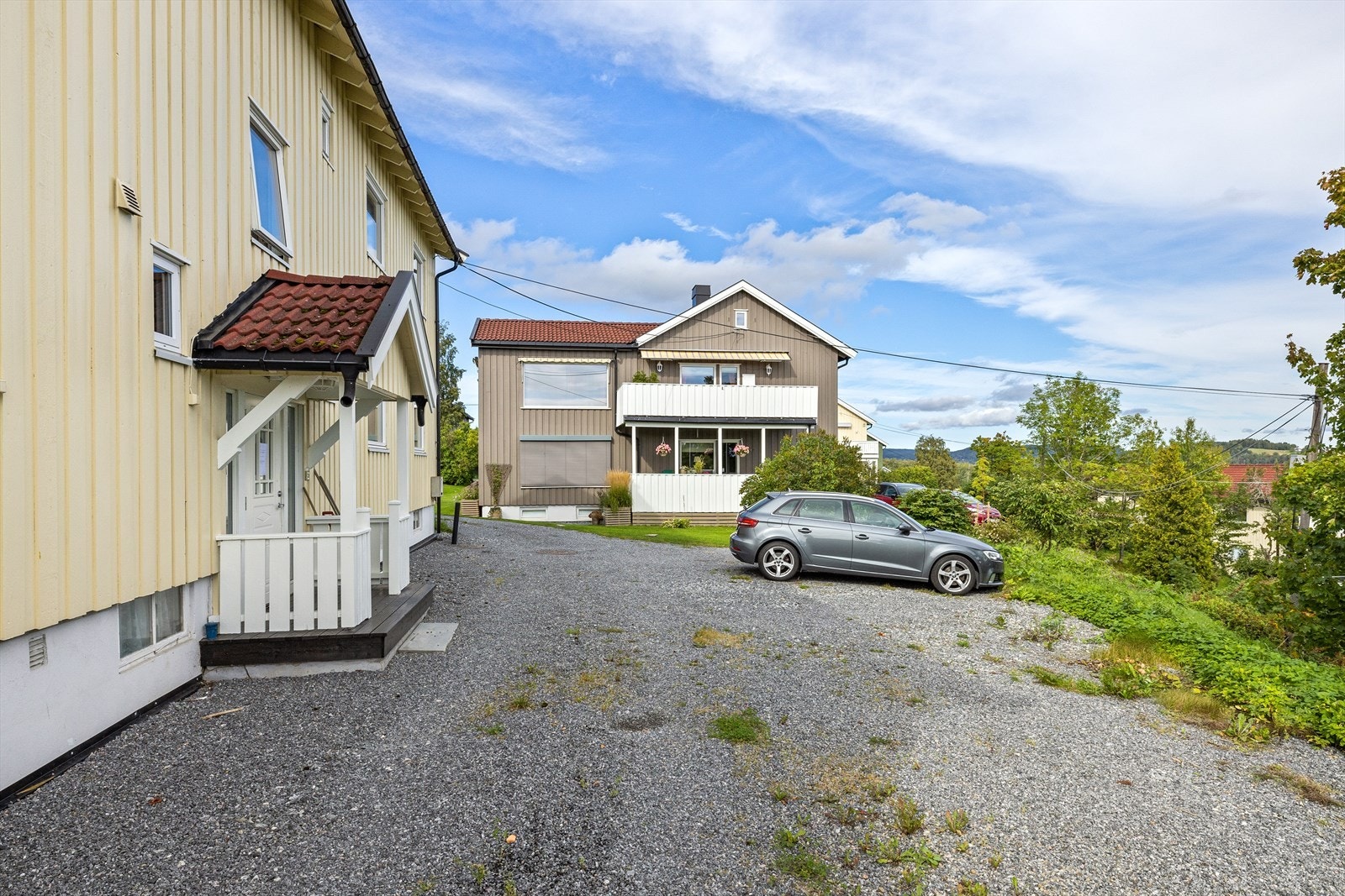 Leiligheten ligger i en 4-mannsbolig hvor parkering er mulig på egen gårdsplass. Galleribilde