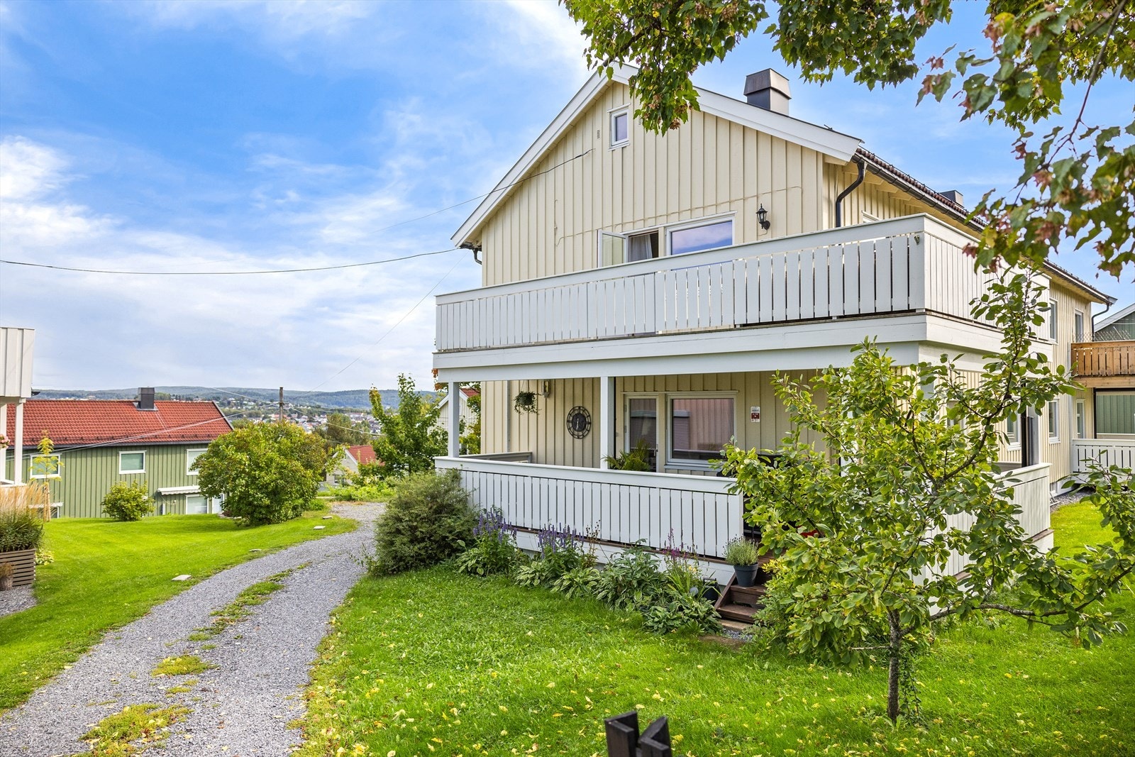 Leiligheten ligger i 2. etasje med flott utsikt over nærområdet. Galleribilde