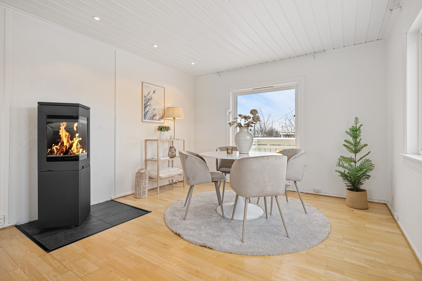 Videre er det også montert en nyere peis i stuen, som varmer godt på kalde vinterdager. Galleribilde