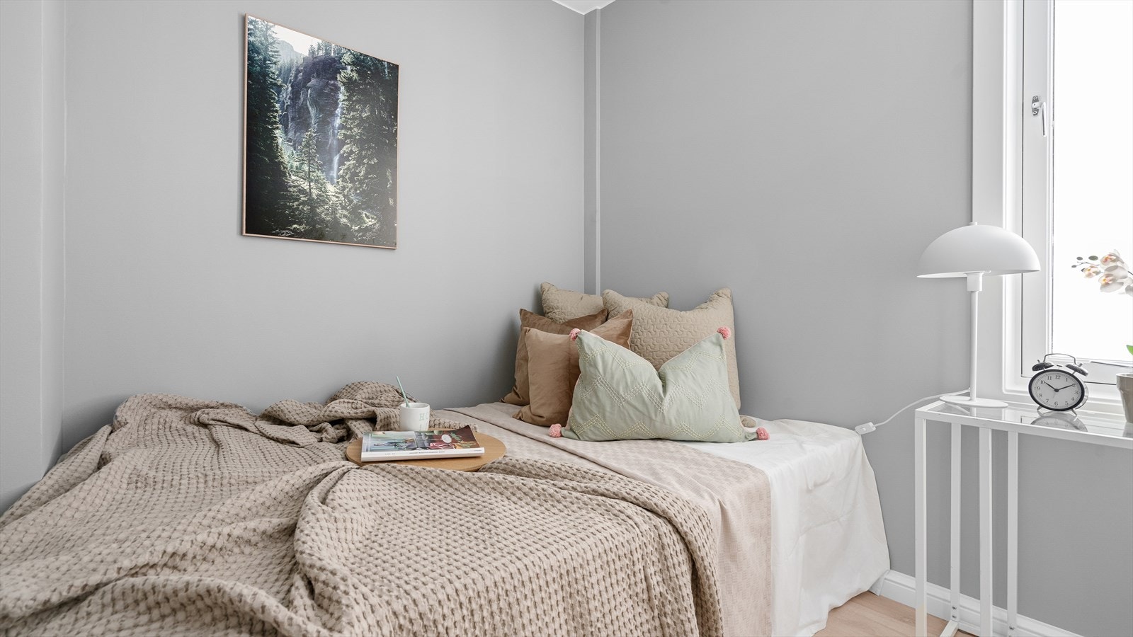 Lunt og behagelig soverom vendt mot rolige omgivelser Galleribilde