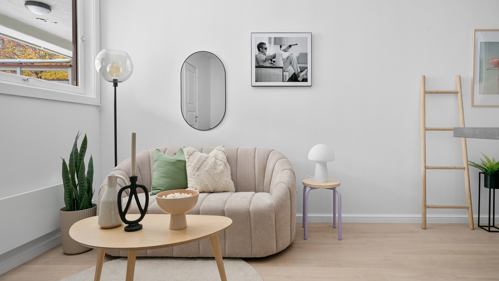 Fargevalget gjør stuen enkelt å innrede etter eget ønske Galleribilde