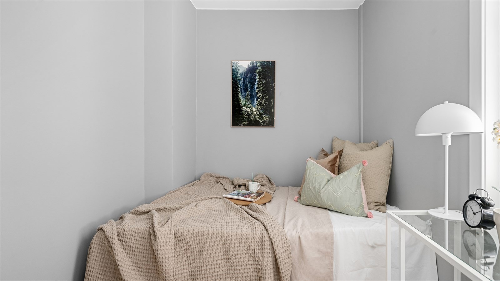 Soverommet gir deg tilstrekkelig plass til seng og garderobeskap/kommode Galleribilde