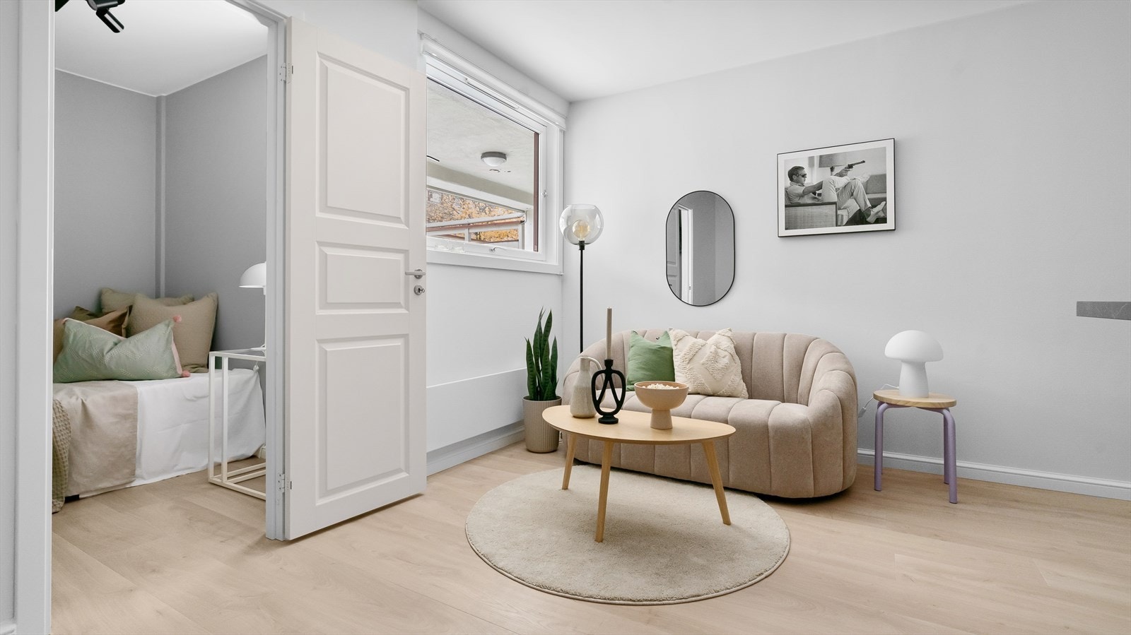 Lys stue med åpen og sosial planløsning til kjøkkenet Galleribilde