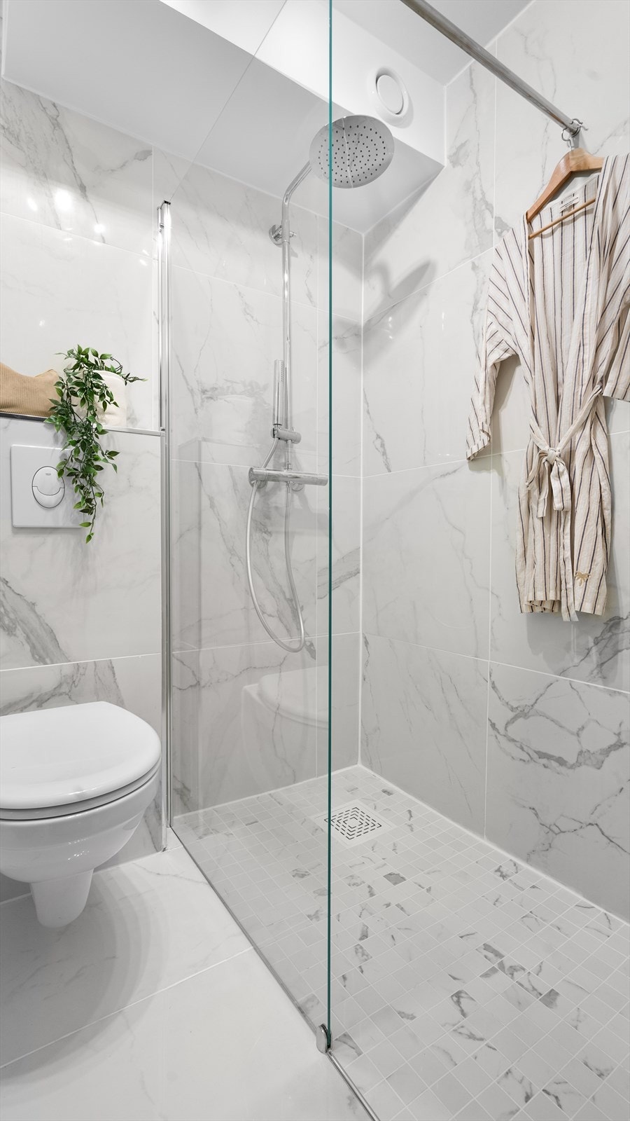 Baderomsinnredningen består av servantskap, dusjsone, toalett og opplegg for vaskemaskin Galleribilde