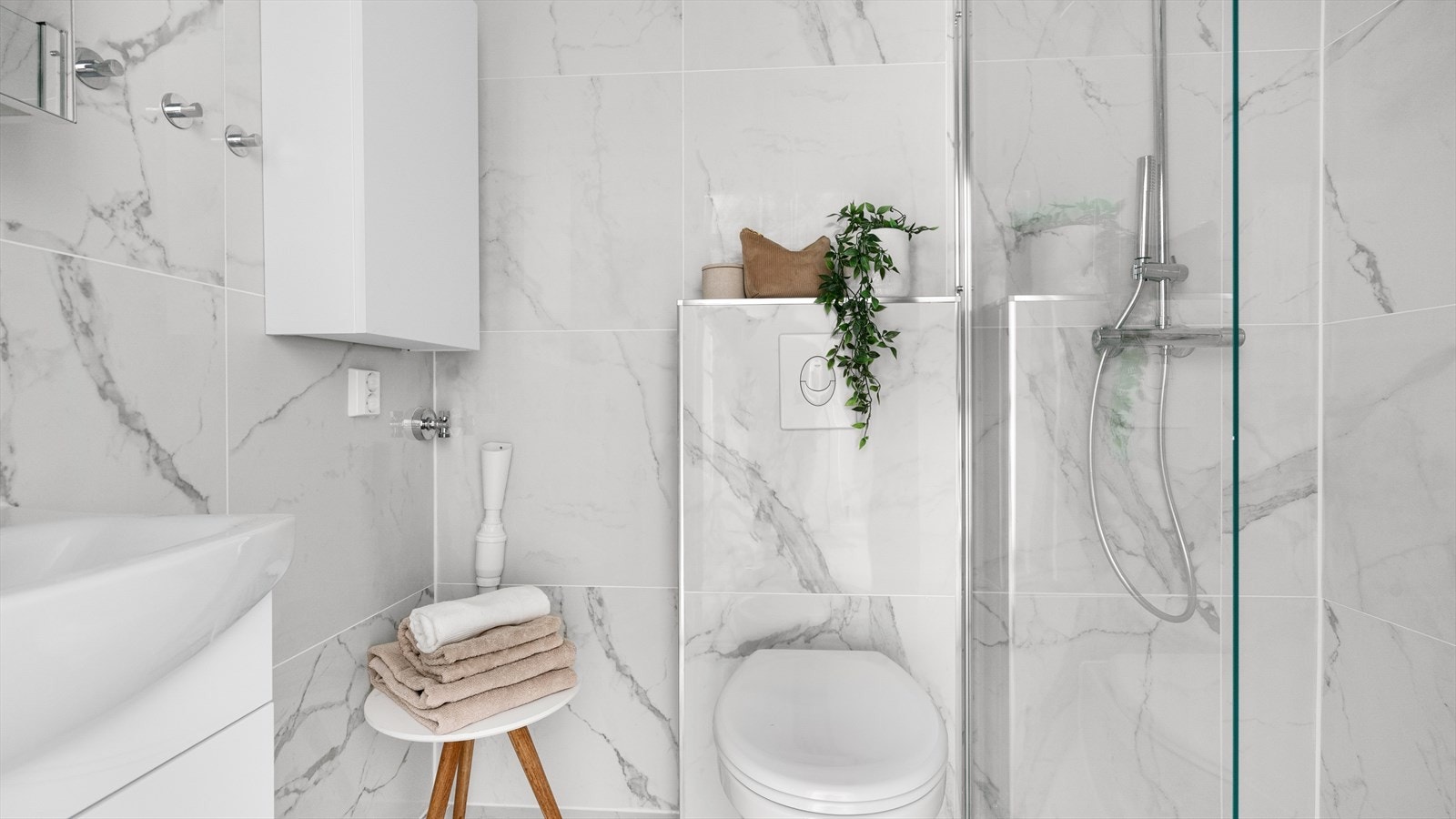 Pent flislagt bad fra 2023 med varmekabler i gulvet Galleribilde