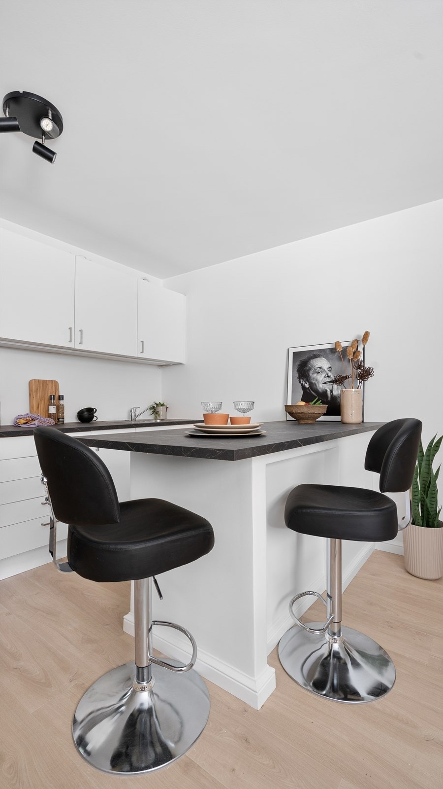 Den åpne planløsningen og kjøkkenøyen gjør det enkelt å være sosial mens maten lages Galleribilde