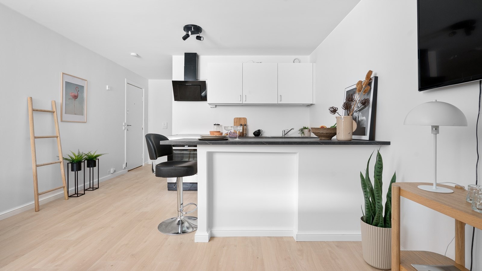 Det er tilkoblet ventilator med kullfilter over stekesonen Galleribilde