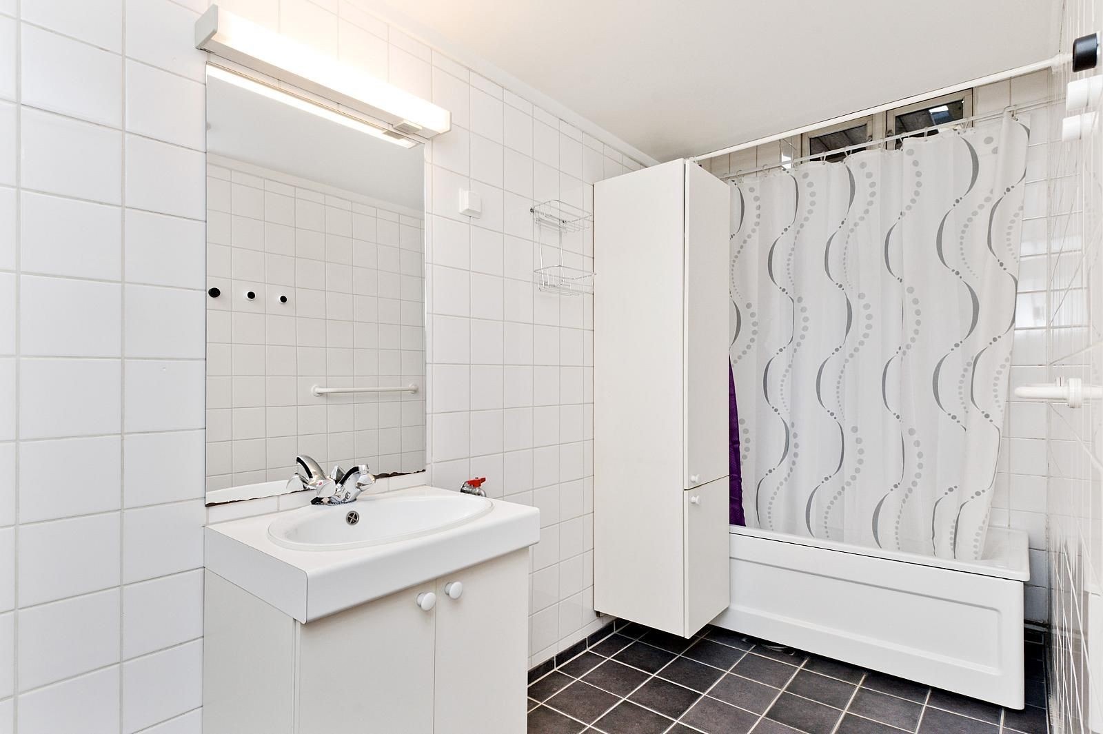 Bad med badekar og dusj. Galleribilde