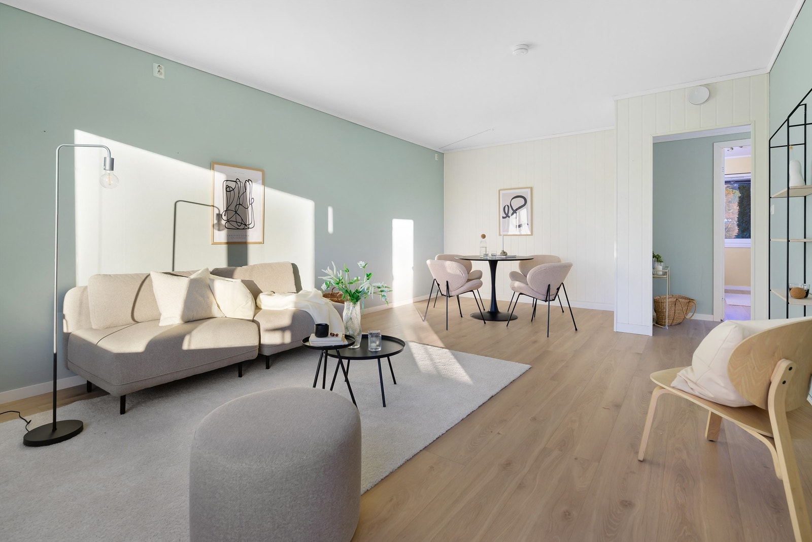 I stuen er det god plass til både sofa- og spisebordgruppe. Galleribilde