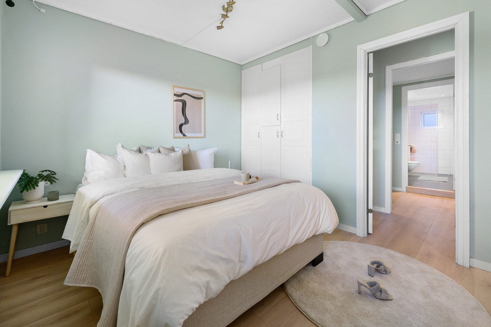 Pent hovedsoverom med flere garderobeskap. Galleribilde