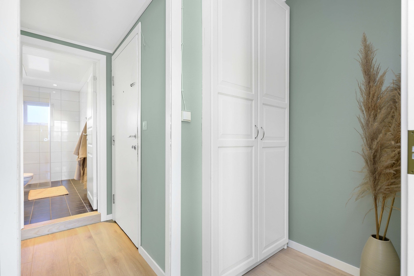 Også lyst garderobeskap i gangen. Galleribilde