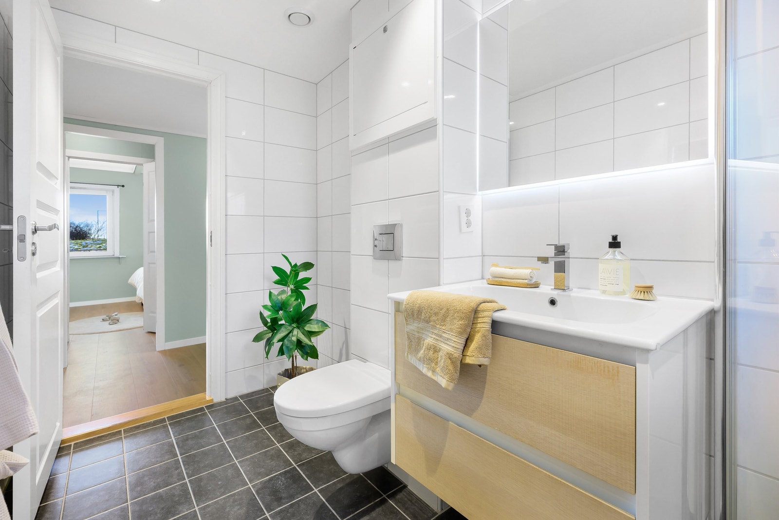 Fin plass til vaskemaskin og tørketrommel på badet. Galleribilde