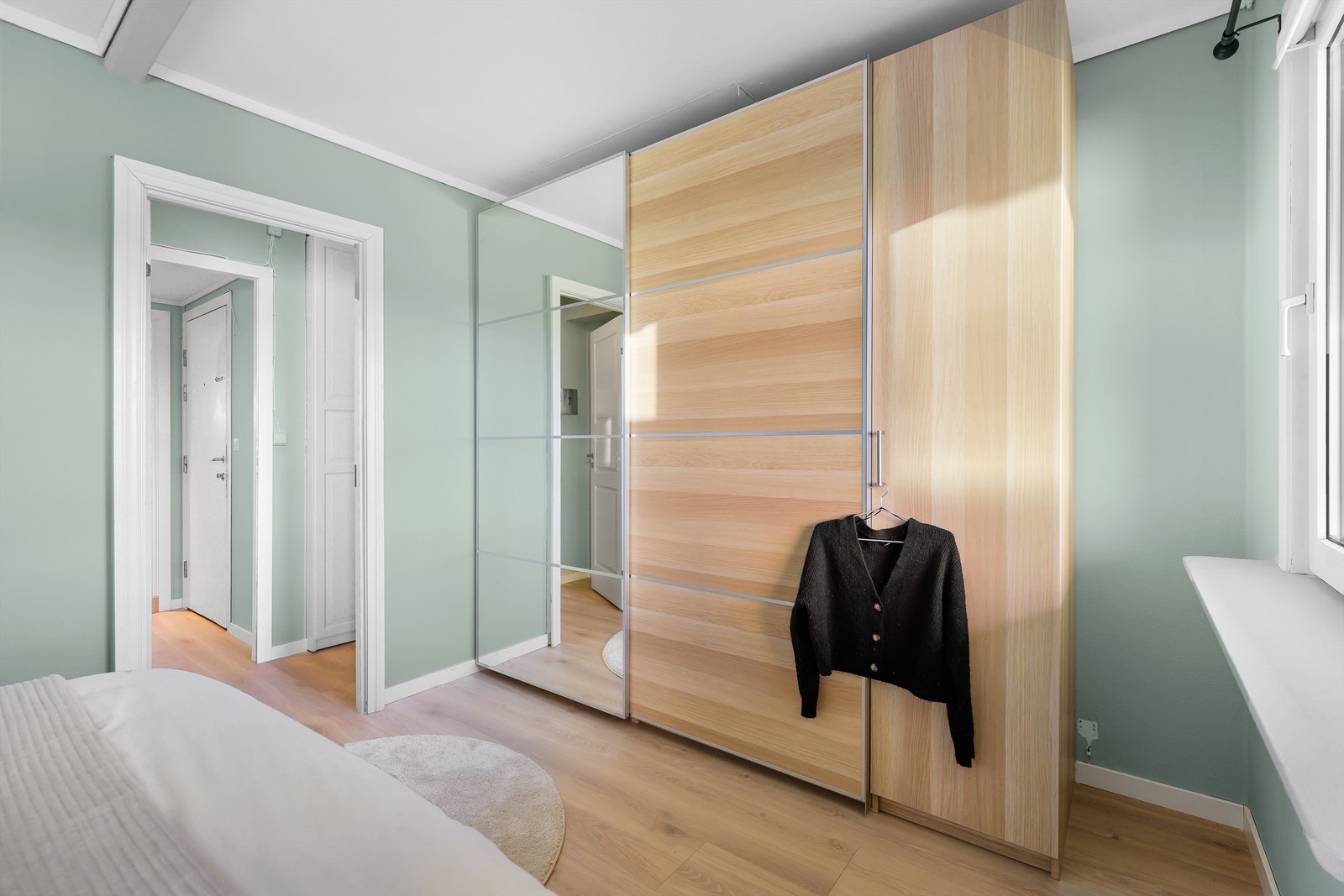 Soverommet har også en stor skyvedørsgarderobe. Galleribilde