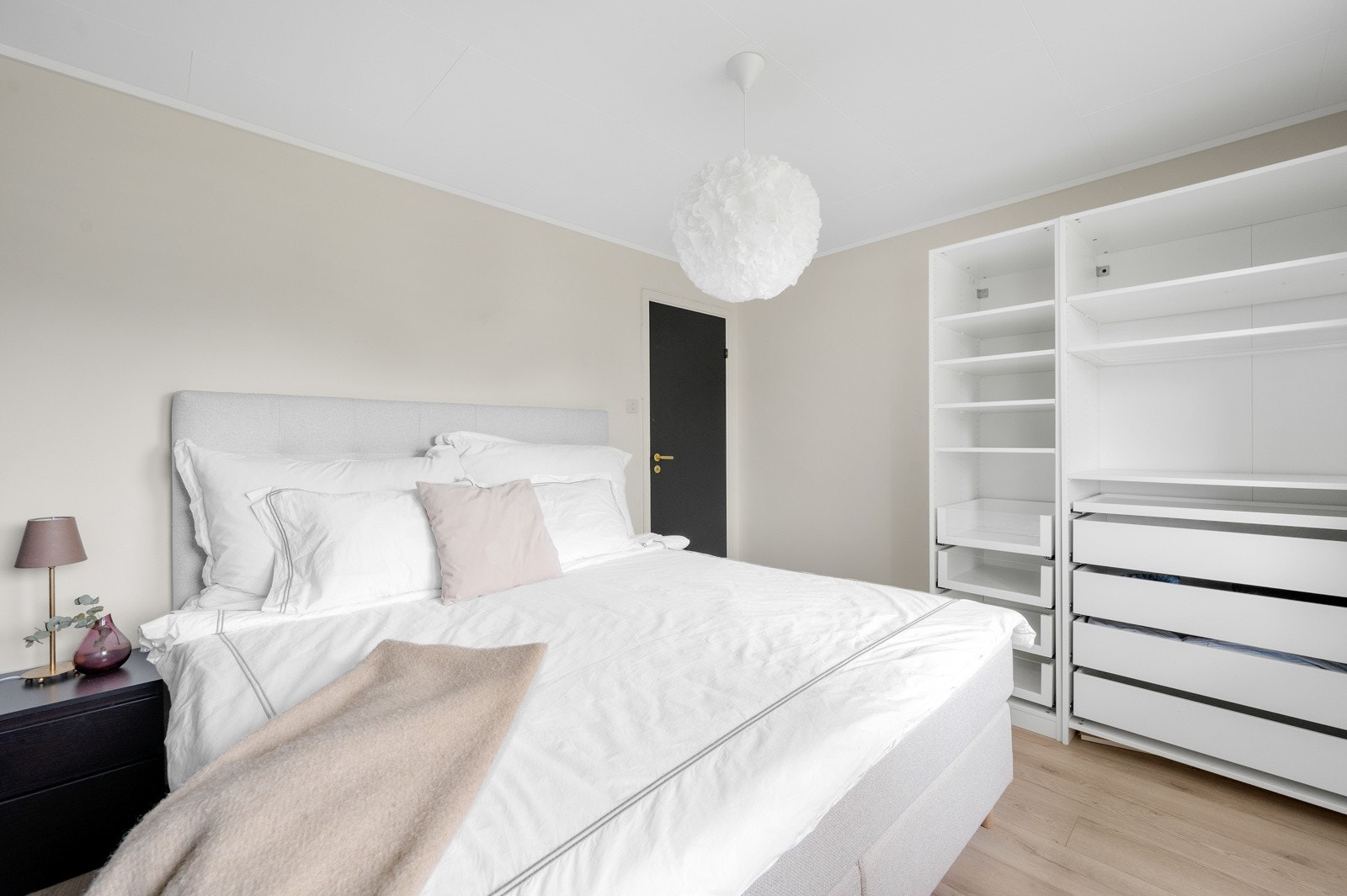 Lyst og lekkert, romslig soverom, med god plass til dobbeltseng og garderobe. Galleribilde
