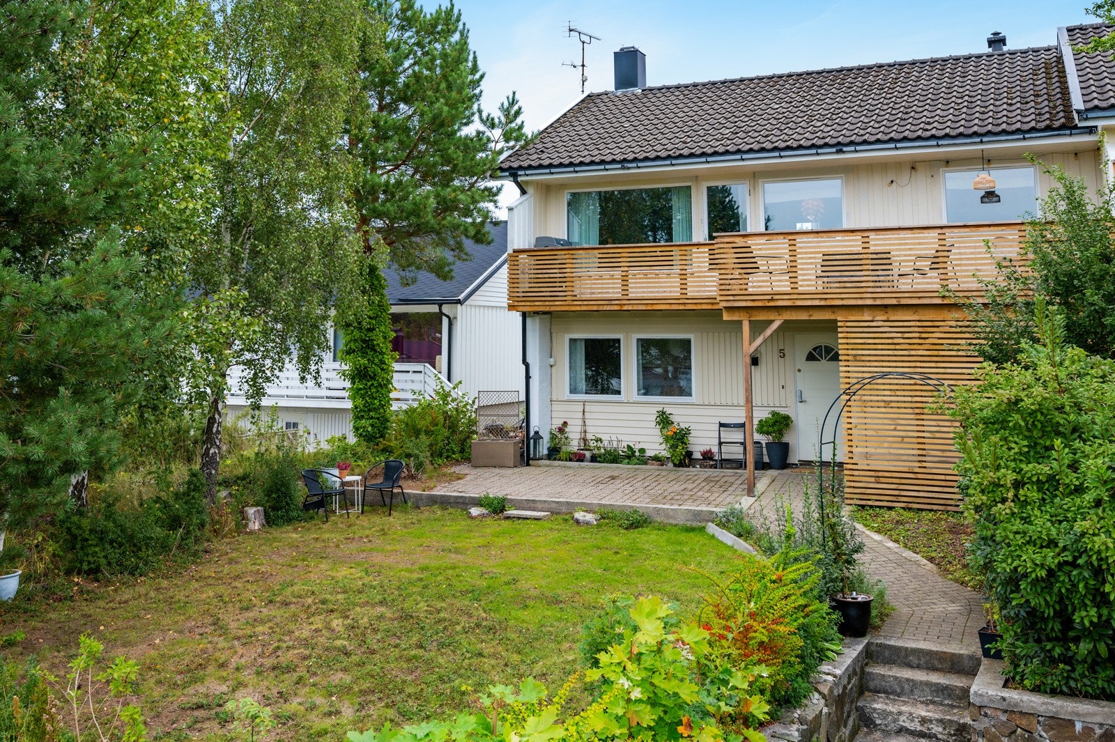 Nyere balkong med kveldssol til 21.30 sommersid. Galleribilde