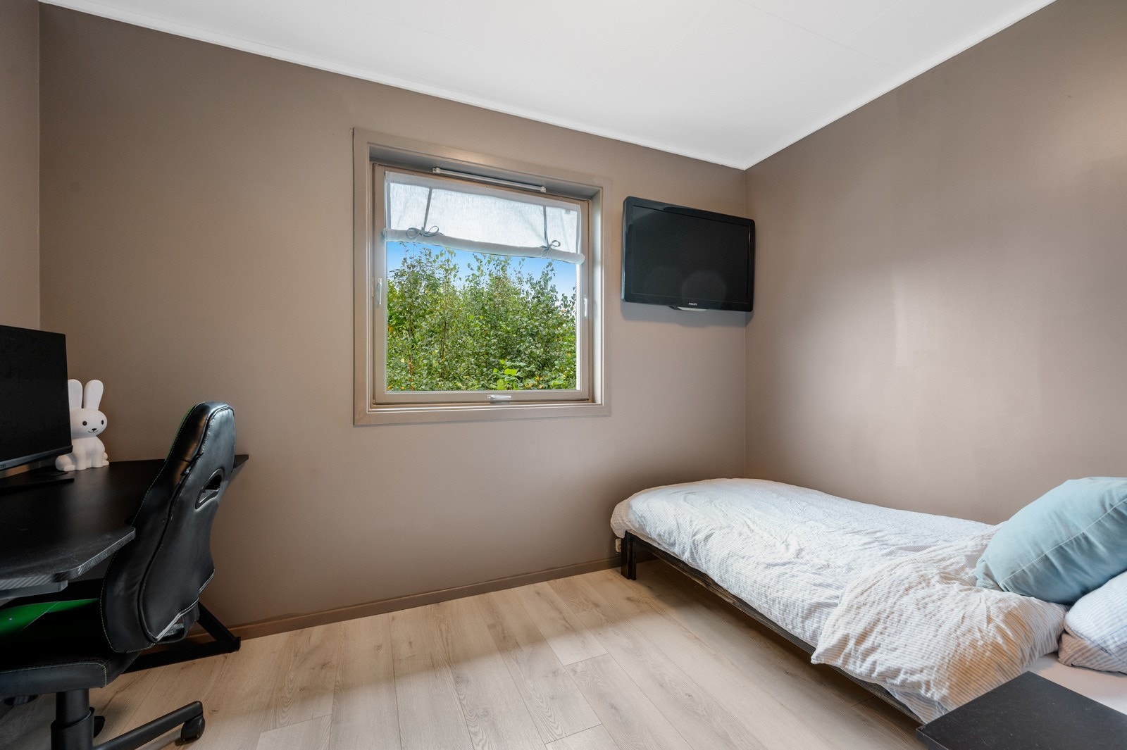 Soverommet har plass til dobbeltseng og garderobe, og er malt i fagen Vintage Brown som står godt til det nye laminatgulvet fra 2022. Galleribilde