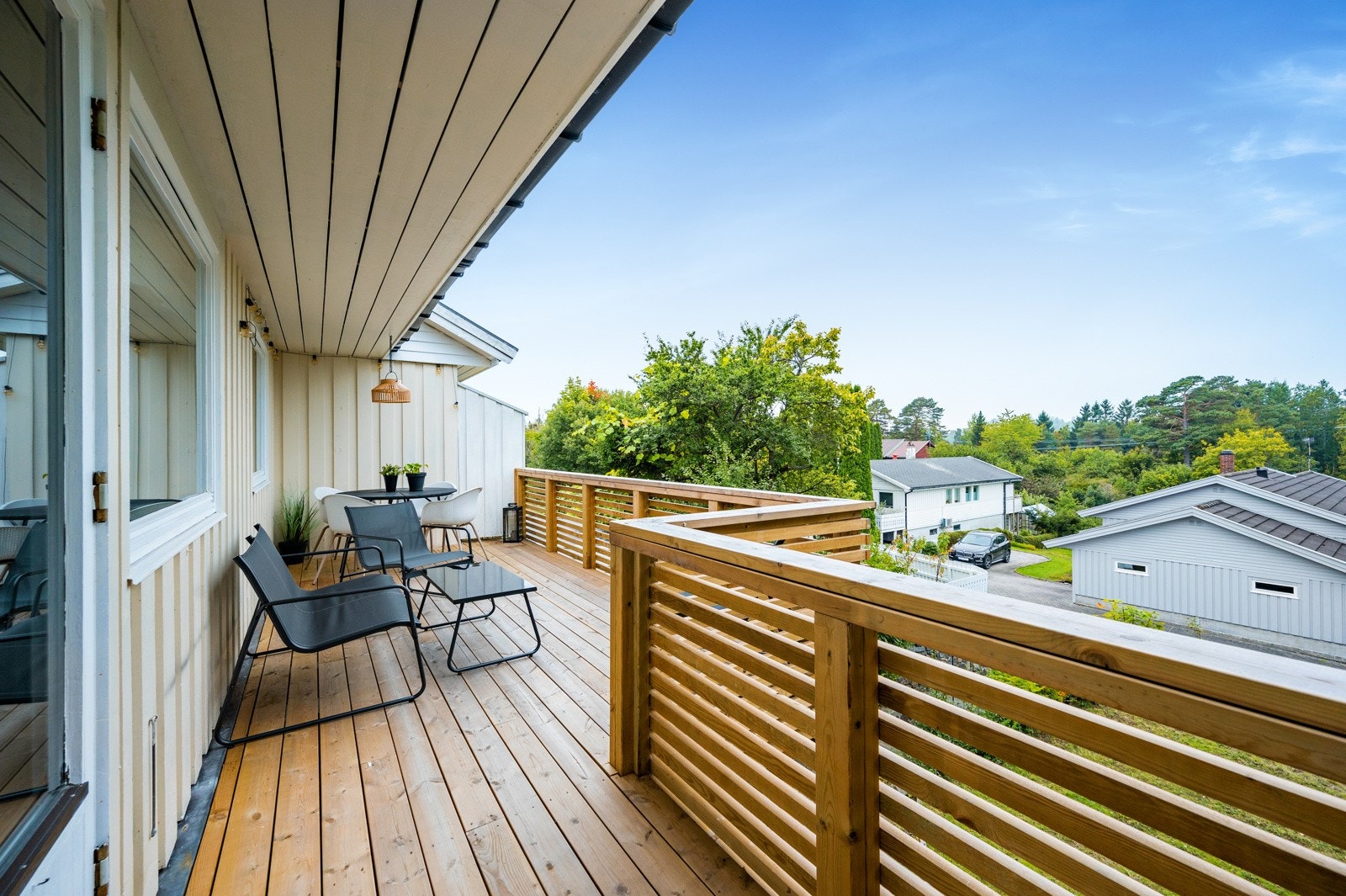 Balkongen har utgang fra stuen og strekker seg langs hele boligens fremside. Galleribilde