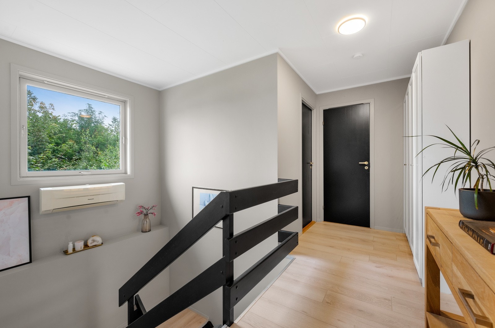 Romslig mellomgang med plass til garderobe, og varmepumpe praktisk plassert i trappeoppgangen. Galleribilde