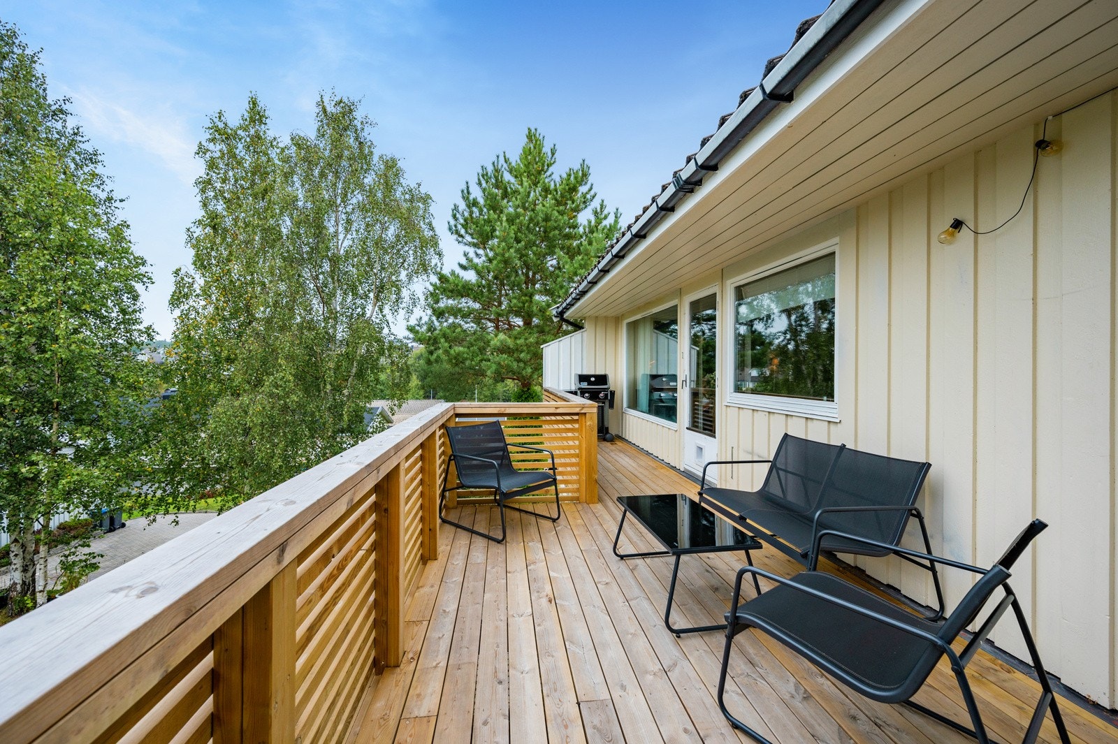Solrik balkong med kveldssol til ca 21.30 på sommerstid, Galleribilde