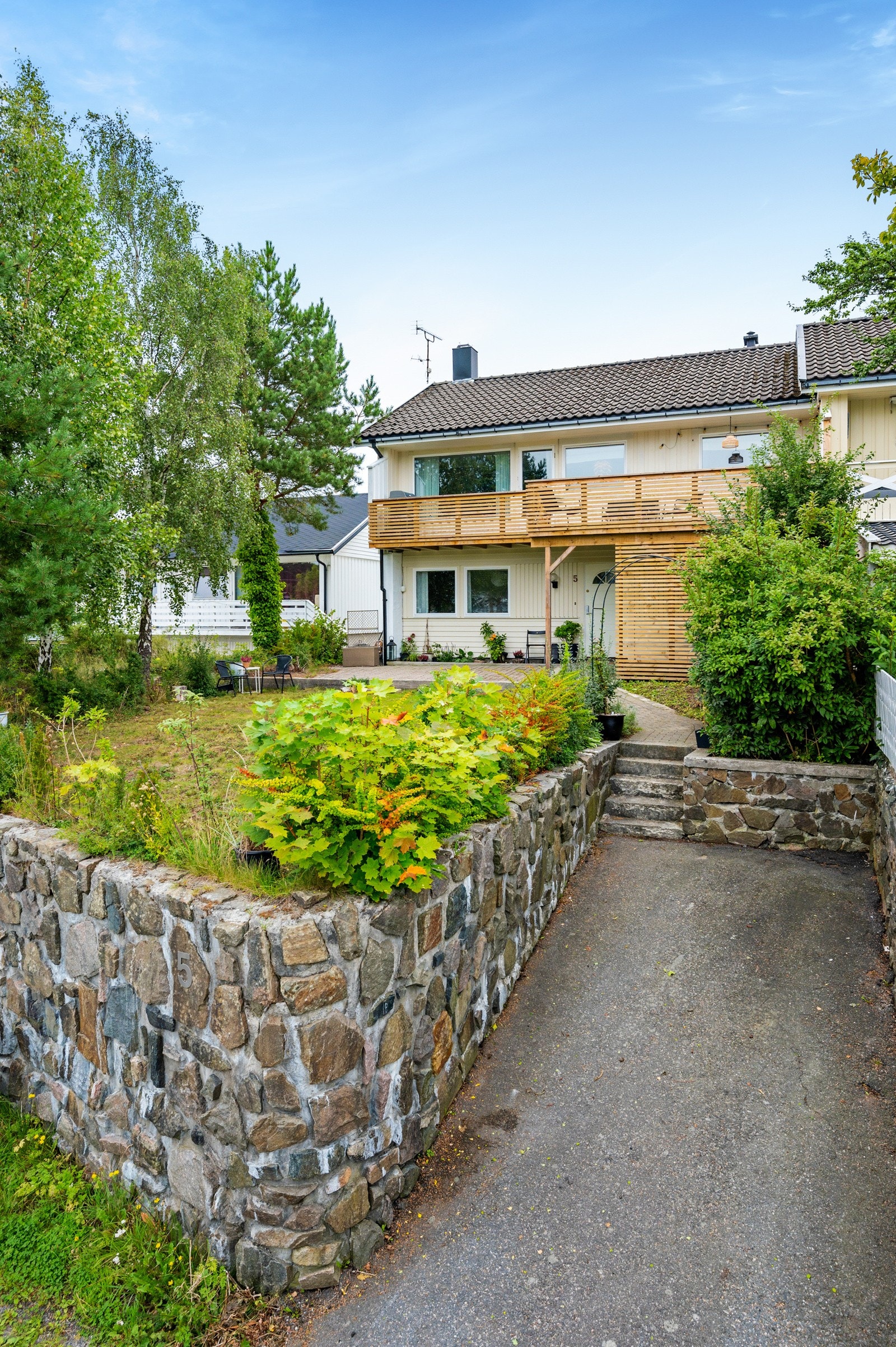 Pen og ryddig uteplass hvor du med enkle grep har fine muligheter for å skape ditt eget hyggelige uterom. Galleribilde