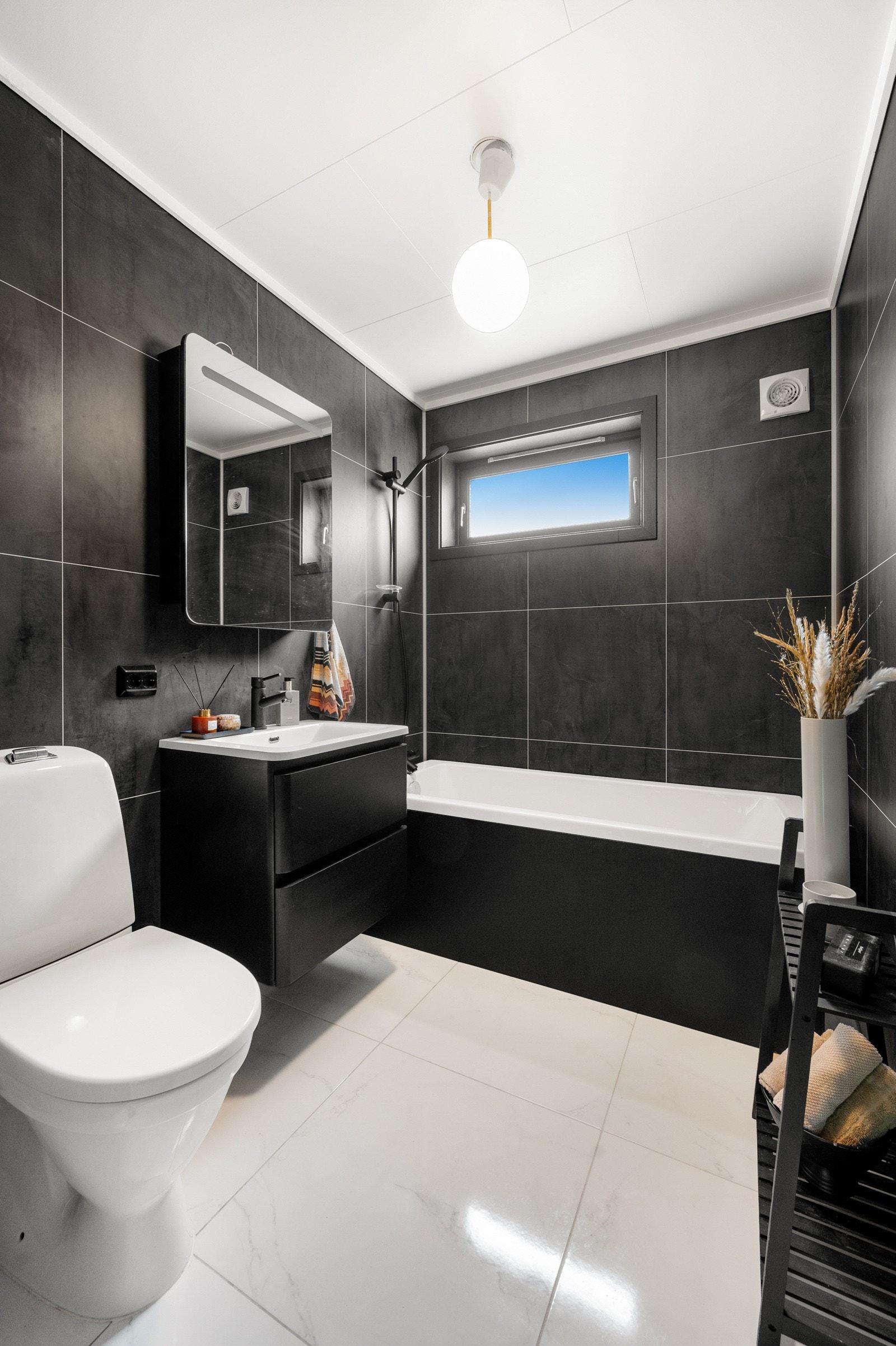 Badet nede har store marmorfliser på gulv med varmekabler og baderomsplater på vegg. Lekket utført i sort og hvitt! Galleribilde