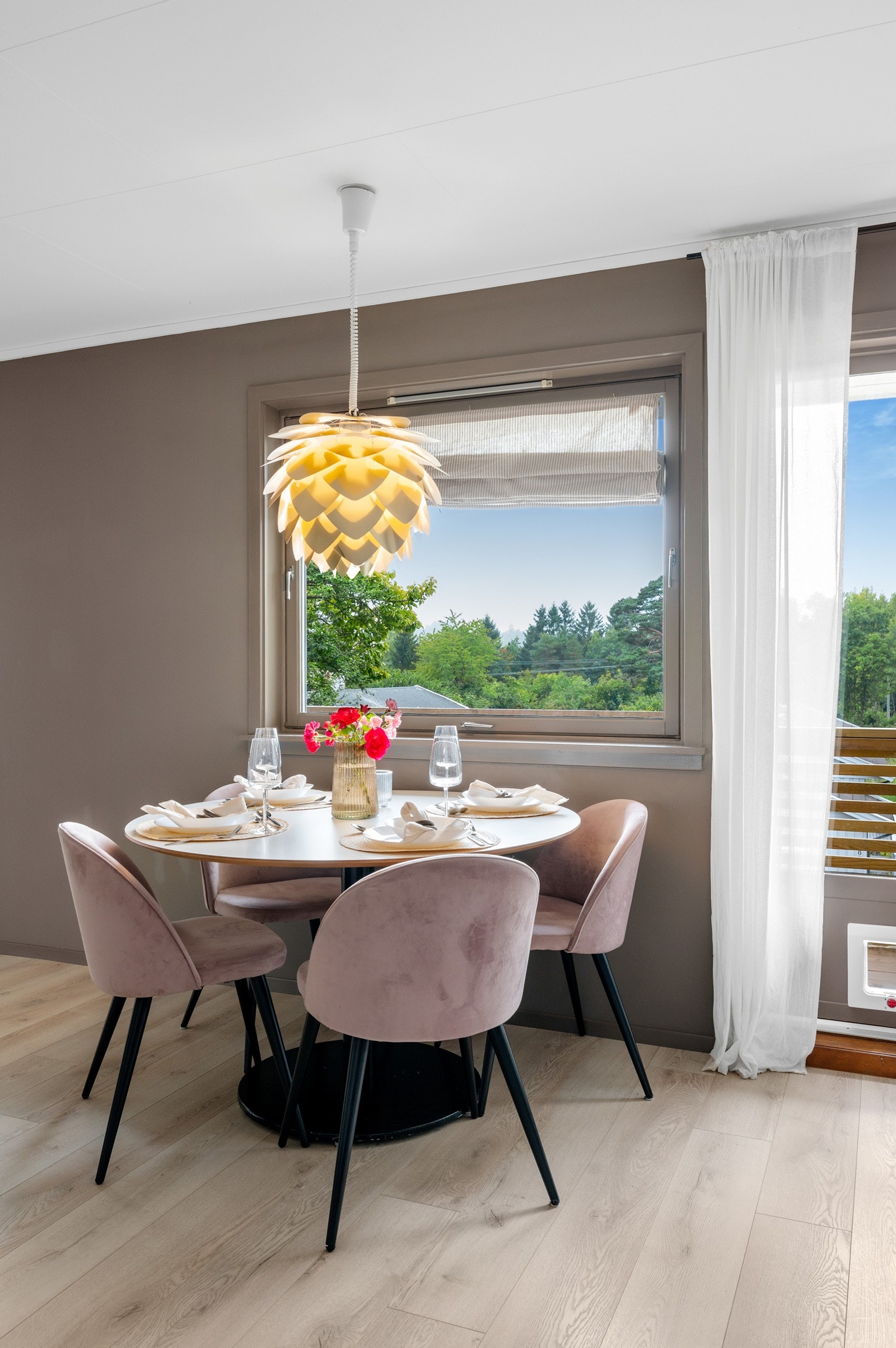 Hyggelig plass til spisebord under vinduet. Fargen det er malt i heter Vintage Brown. Galleribilde