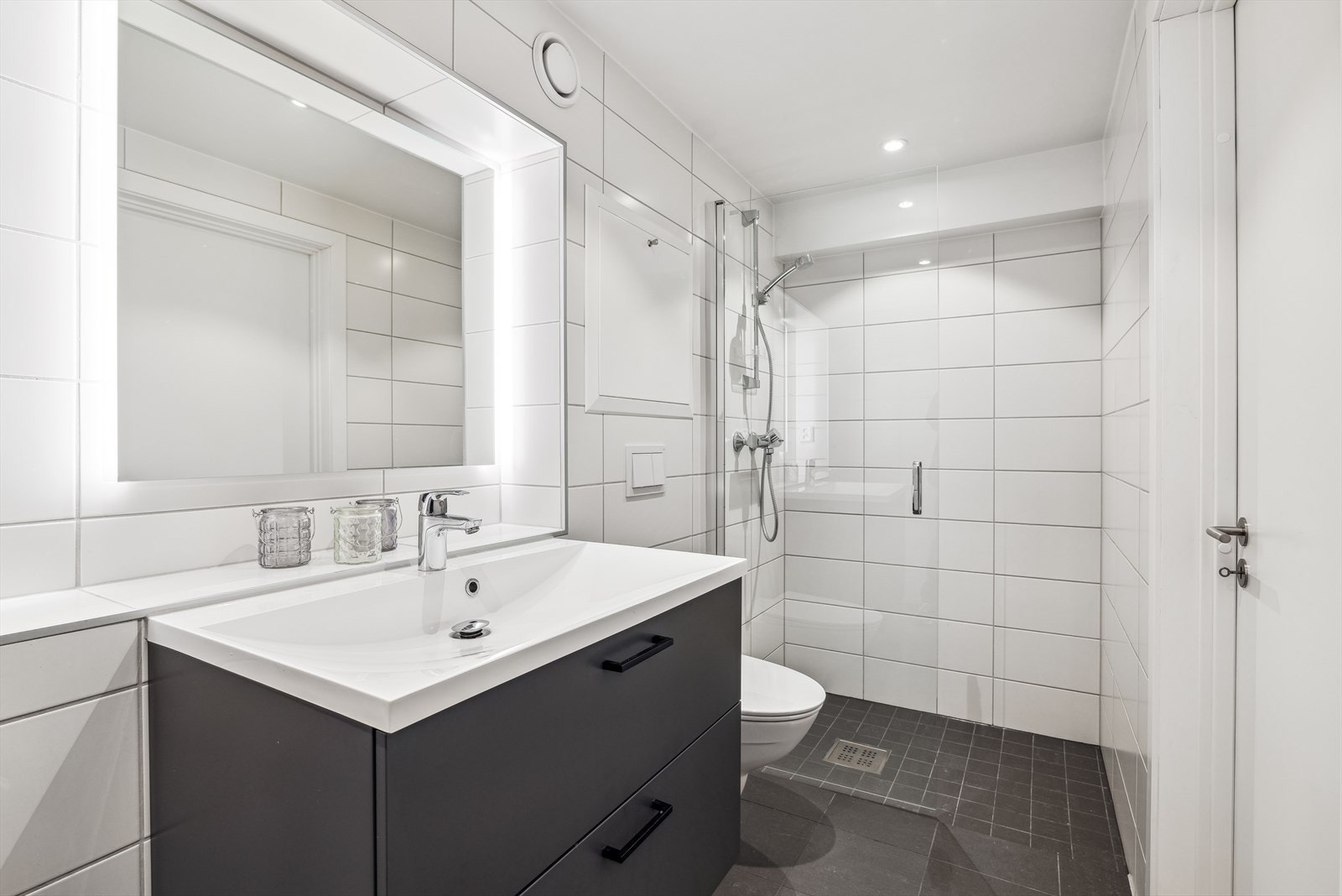 Badet har en ekstra stor og flott vask. Galleribilde