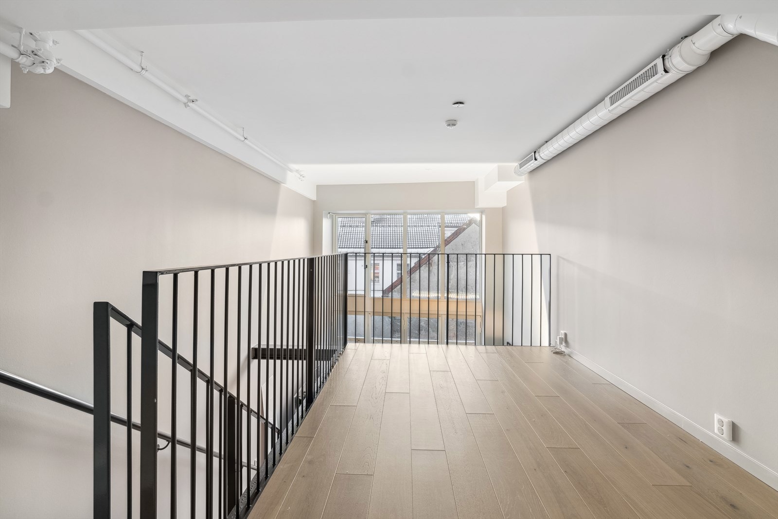 Mesaninen måler ca 12 kvadratmeter og har god plass til dobbeltseng. Galleribilde