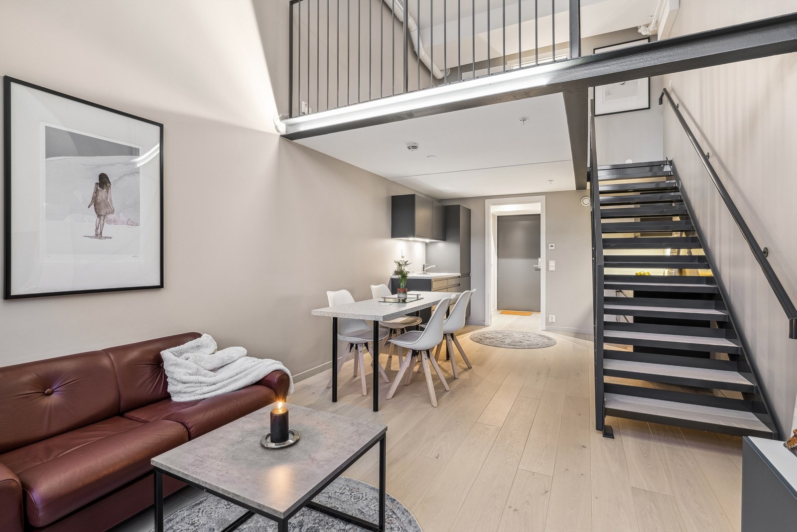 Det er balansert ventilasjon og i vindusveggen er det et praktisk, elektrisk luftevindu som betjenes med fjernkontroll. Galleribilde