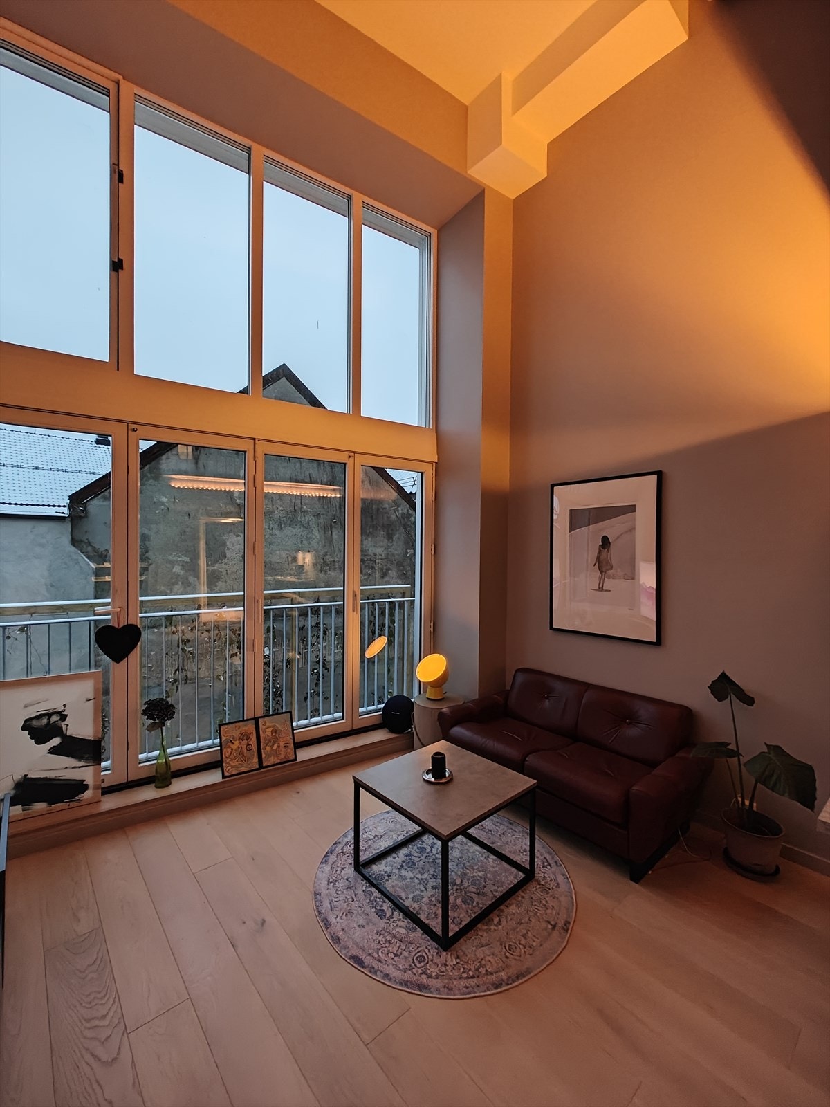 Kveldsstemning - legg merke til det gode lyset vindusveggen gir i leiligheten. Galleribilde