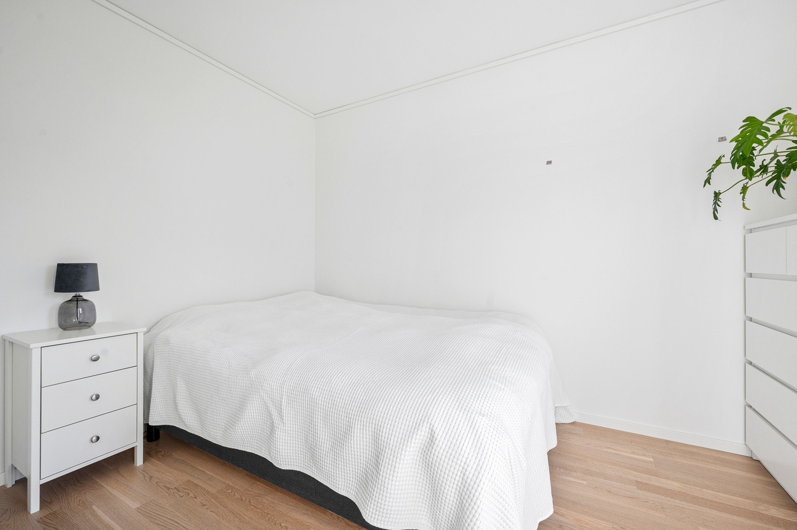 Soverom 2 ligger i tilknytning til stuen og egner seg godt til for eksempel barnerom, gjesterom eller kontor. Galleribilde