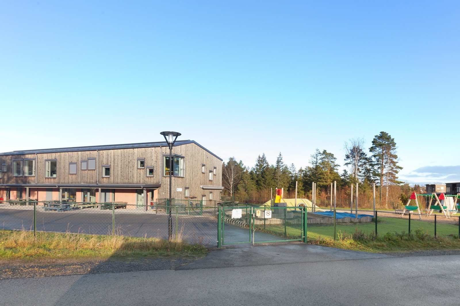 Området er barnevennlig med barnehage og lekeplasser i feltet, samt skole like i nærheten. Galleribilde