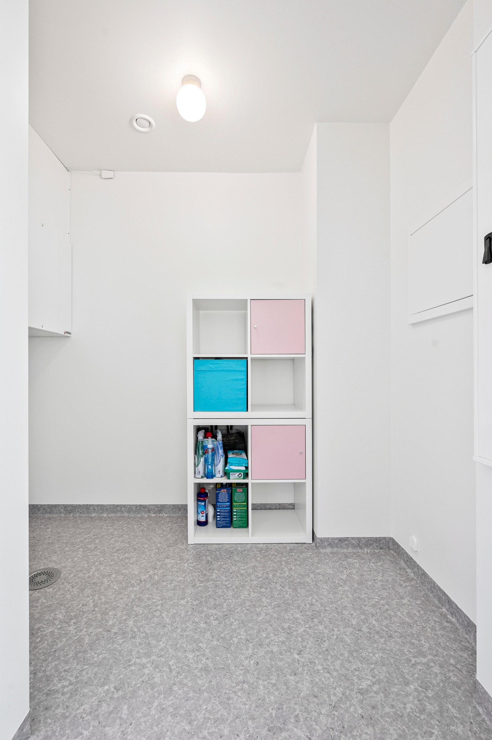 Teknisk rom utstyrt med opplegg for vaskemaskin, varmtvannsbereder og ventilasjonsanlegg. Galleribilde