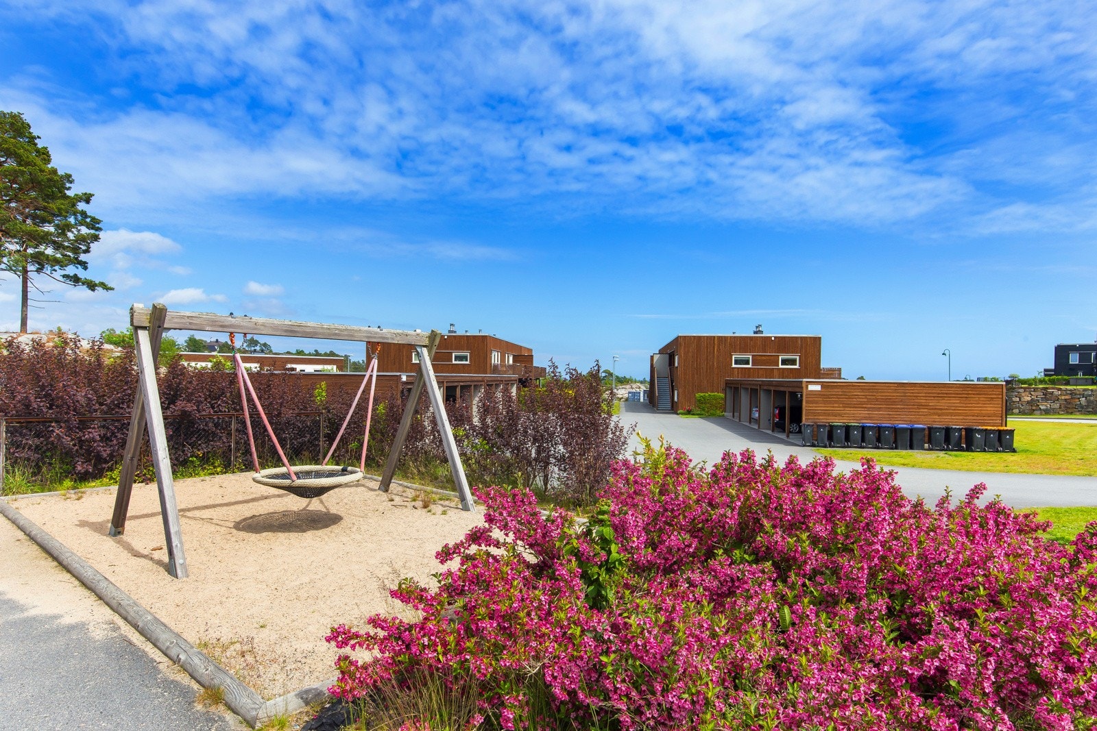 Beliggende på populære Engene, mellom Arendal og Grimstad i et stille og rolig nabolag. Galleribilde